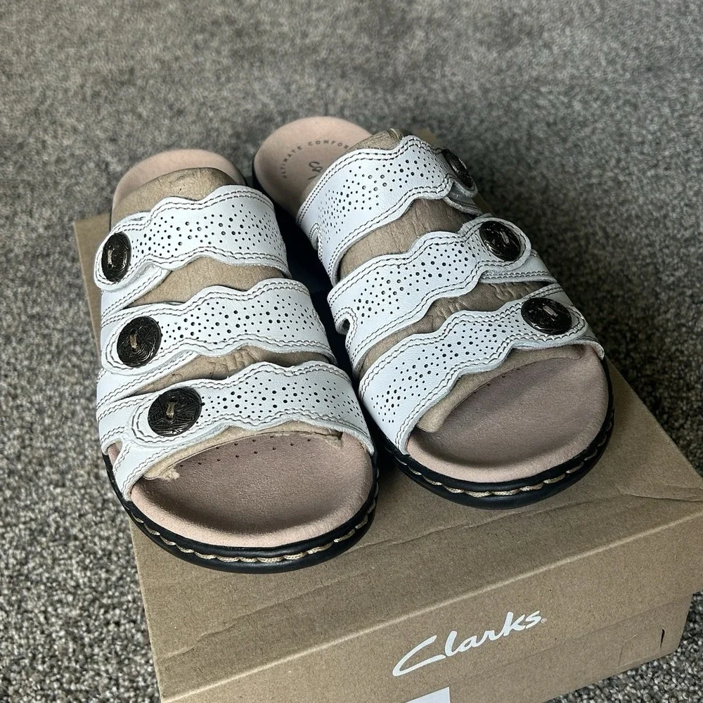NIB Clarks Collection Leisa Grace - Women's 7.5 -White Adjustable 3 Strap